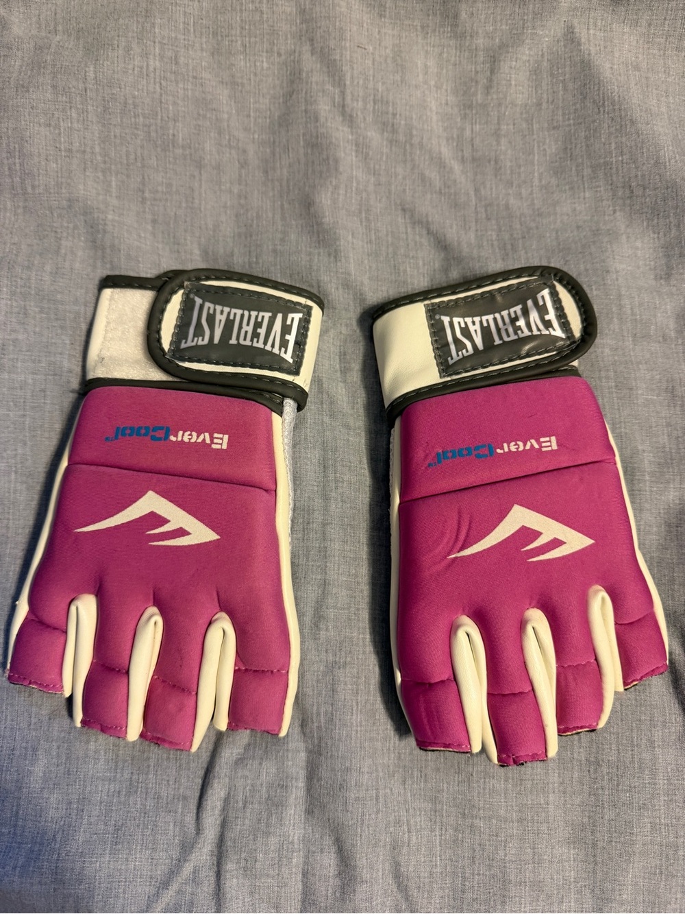 Everlast Pink and White Training Gloves with EverCool Logo